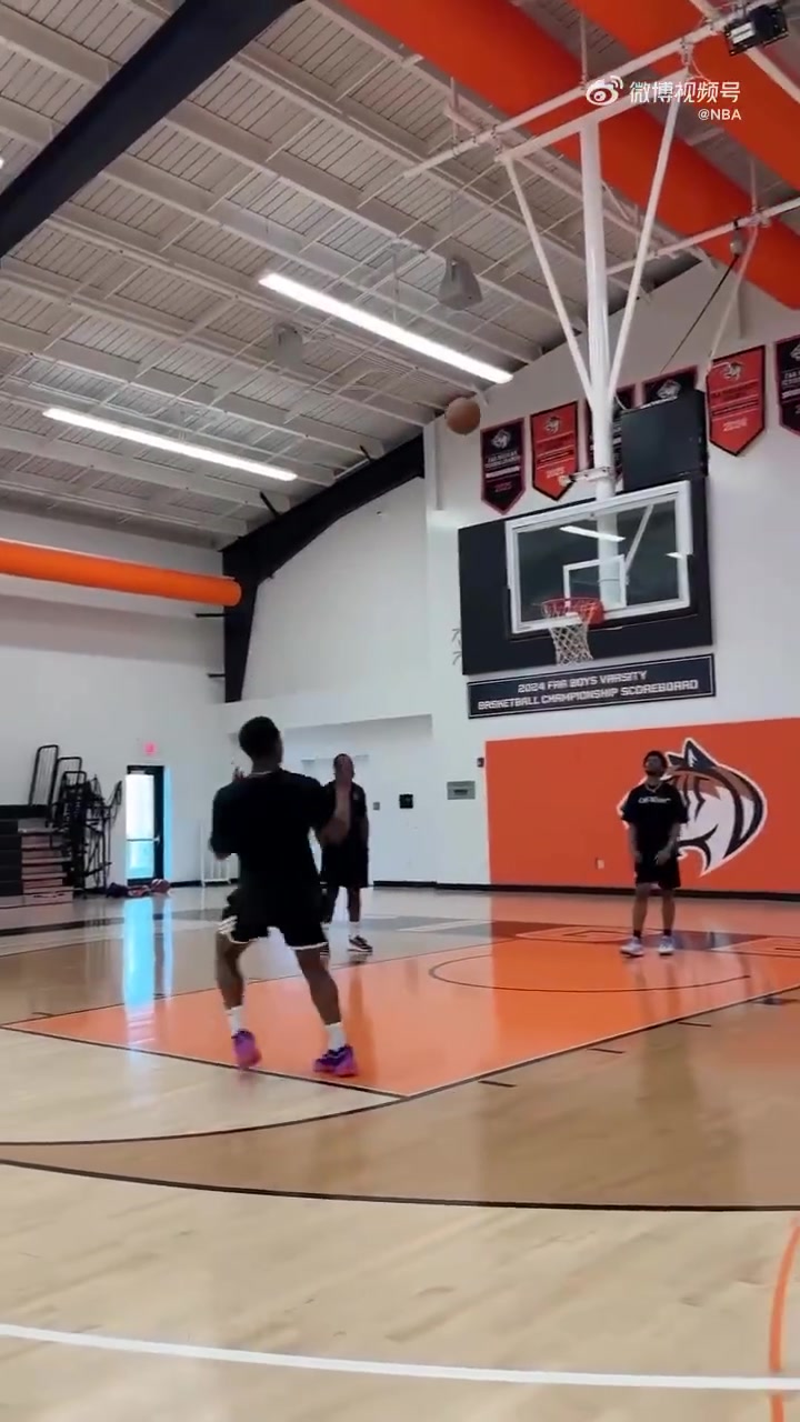 九游官网-蜘蛛侠开始营业😛休赛期挥汗如雨 骑士球星米切尔专注投篮训练
