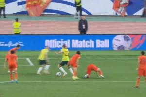 媒体人斥伊万：踢到一半把黄政宇叫回来，啥好人也禁不住这么折腾