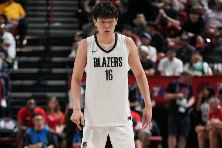 九游游戏-小心保罗举报！拓记：显然杨瀚森不怎么爱把球衣塞进腰间