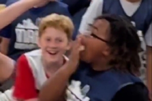 九游下载-借点手感？美媒发布马绍尔互动视频 小朋友与其击掌后舔了舔手