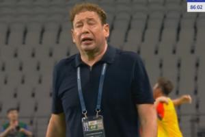 九游官网-人麻了！申花后场送大礼被扳平，斯卢茨基面色赤红都快哭了！